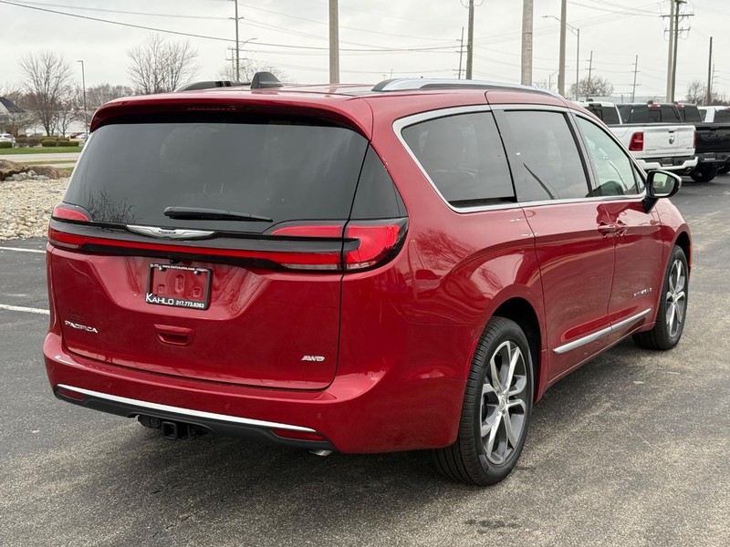Chrysler Pacifica Vehicle Full-screen Gallery Image 3