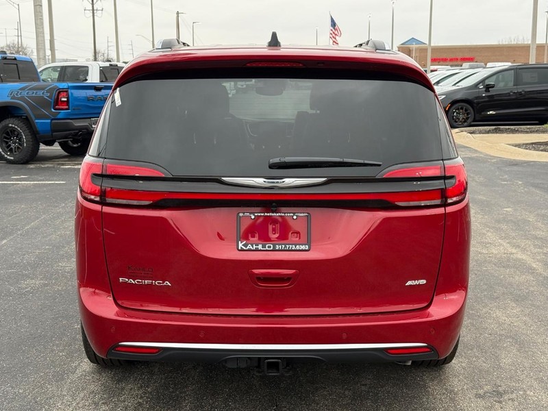 Chrysler Pacifica Vehicle Full-screen Gallery Image 4