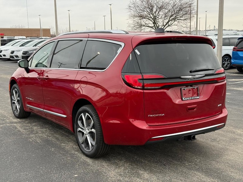 Chrysler Pacifica Vehicle Full-screen Gallery Image 5