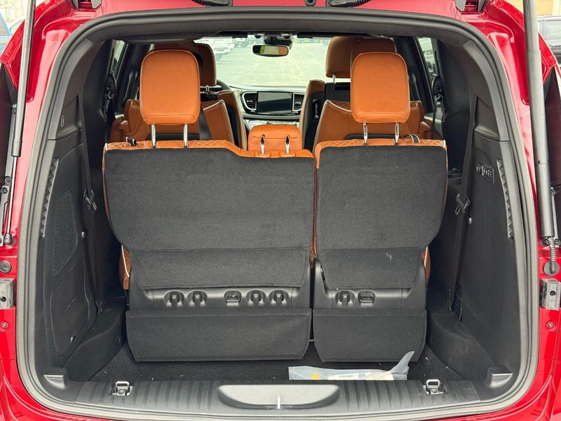 Chrysler Pacifica Vehicle Full-screen Gallery Image 7