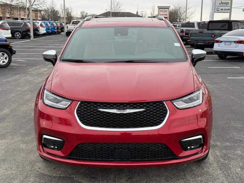 Chrysler Pacifica Vehicle Full-screen Gallery Image 11