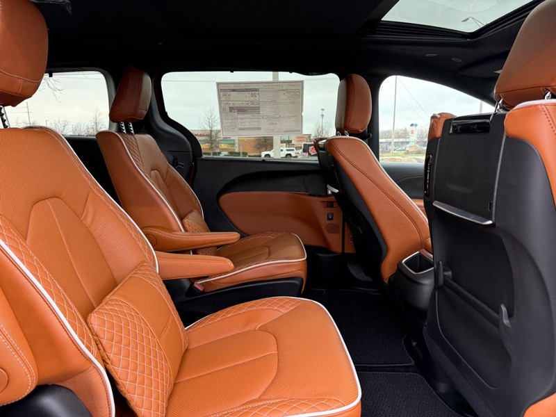 Chrysler Pacifica Vehicle Full-screen Gallery Image 12