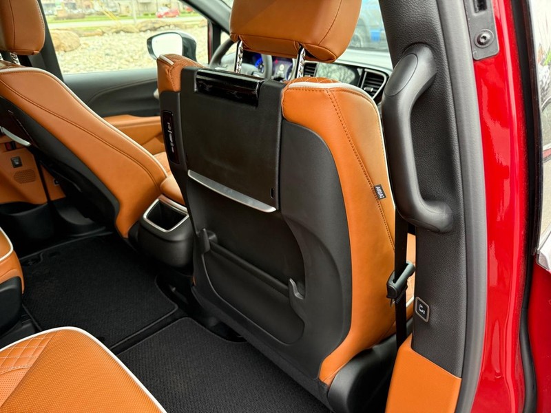 Chrysler Pacifica Vehicle Full-screen Gallery Image 13