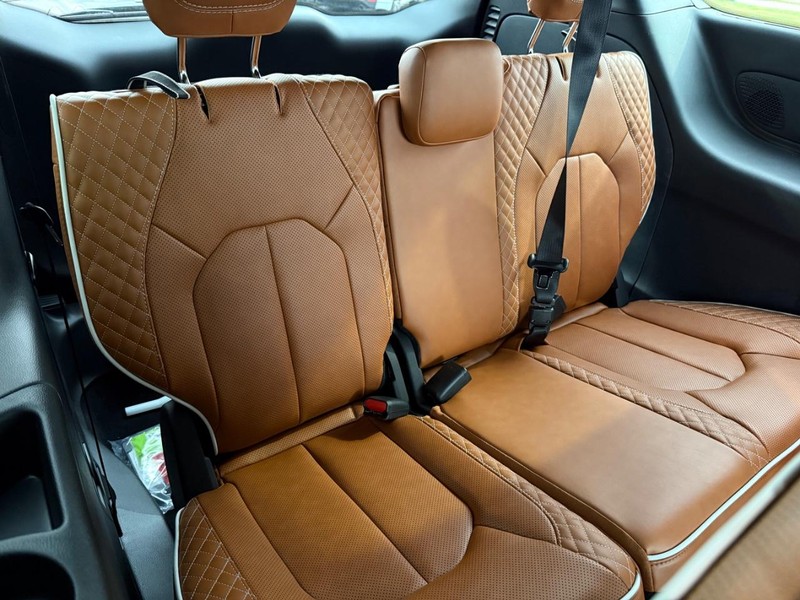 Chrysler Pacifica Vehicle Full-screen Gallery Image 14