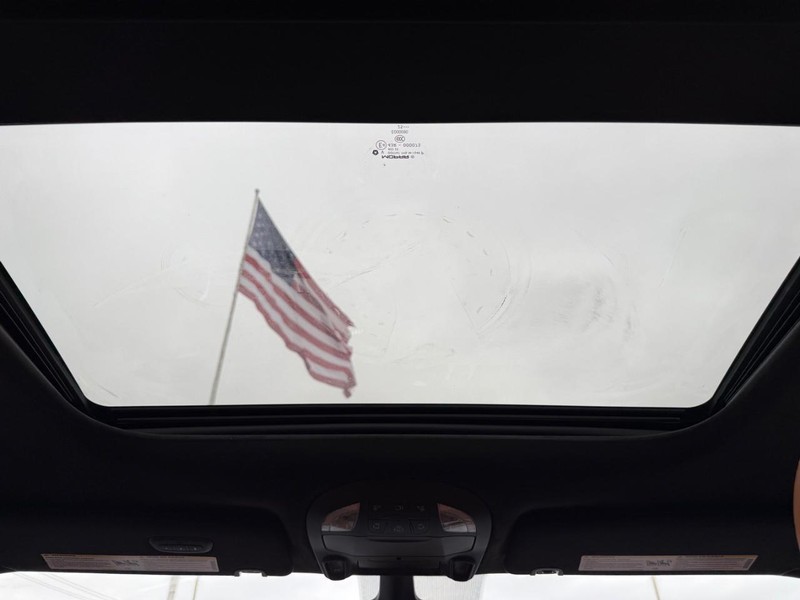 Chrysler Pacifica Vehicle Full-screen Gallery Image 15