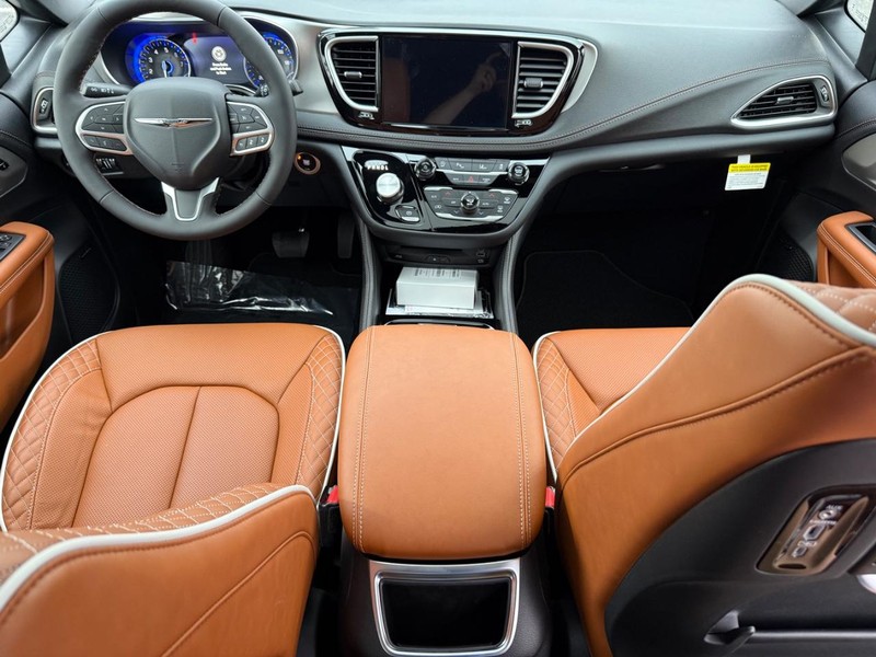 Chrysler Pacifica Vehicle Full-screen Gallery Image 16