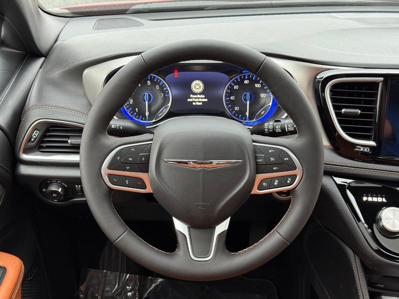 Chrysler Pacifica Vehicle Full-screen Gallery Image 17