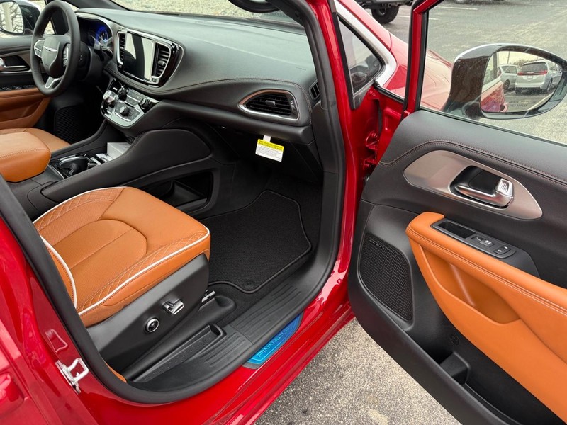 Chrysler Pacifica Vehicle Full-screen Gallery Image 18