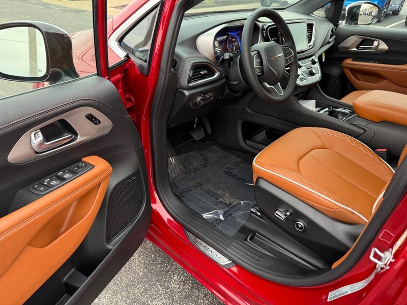 Chrysler Pacifica Vehicle Full-screen Gallery Image 20