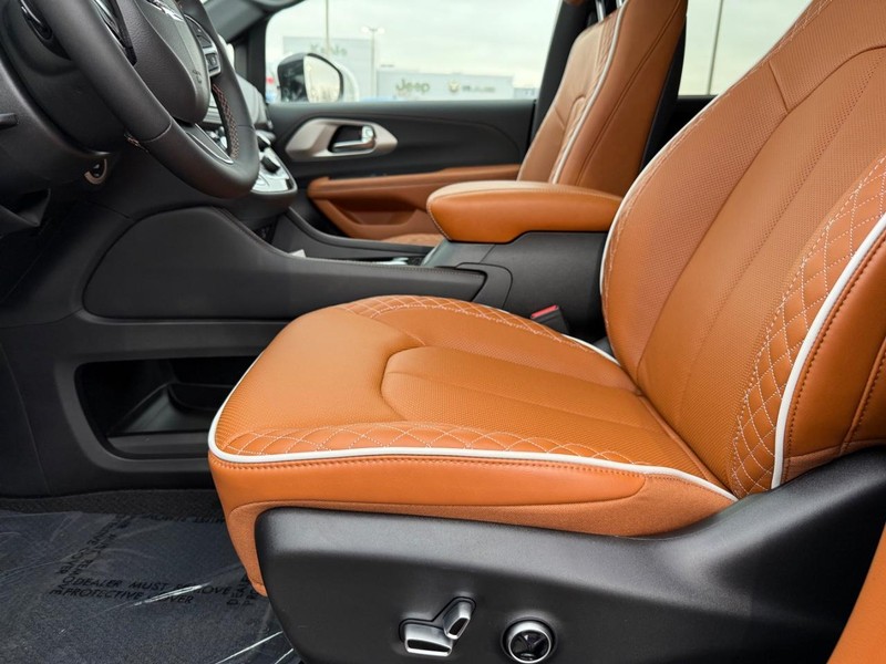 Chrysler Pacifica Vehicle Full-screen Gallery Image 21