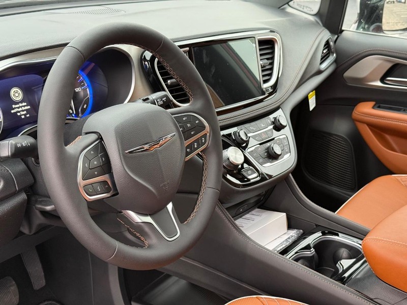 Chrysler Pacifica Vehicle Full-screen Gallery Image 22