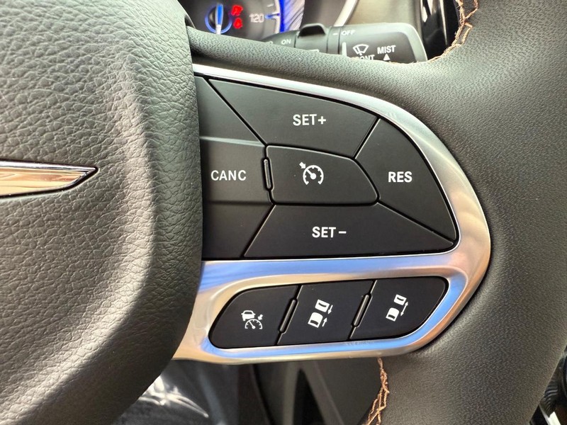 Chrysler Pacifica Vehicle Full-screen Gallery Image 24