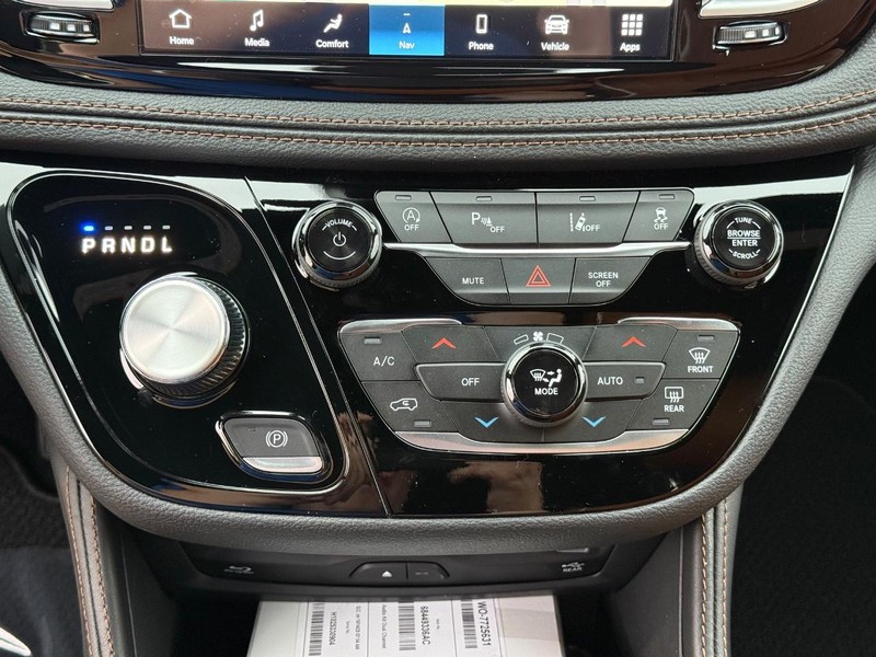 Chrysler Pacifica Vehicle Full-screen Gallery Image 28