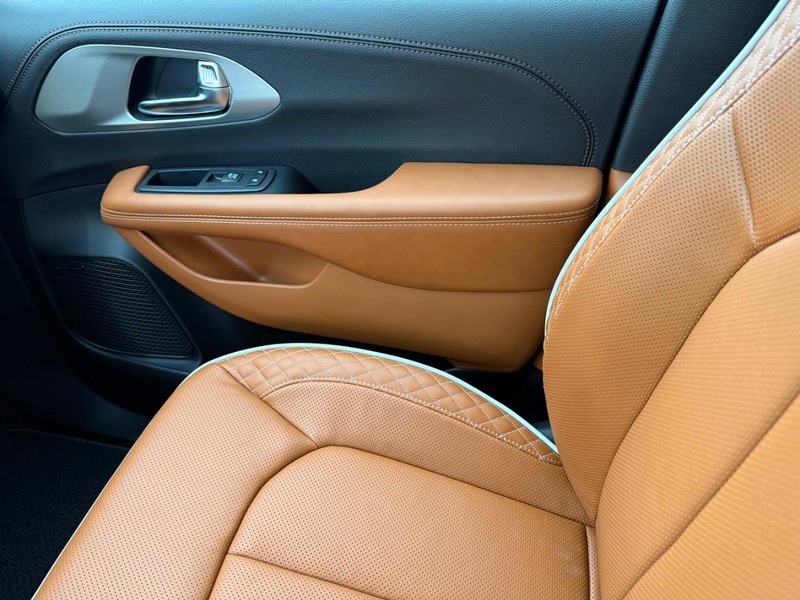 Chrysler Pacifica Vehicle Full-screen Gallery Image 30