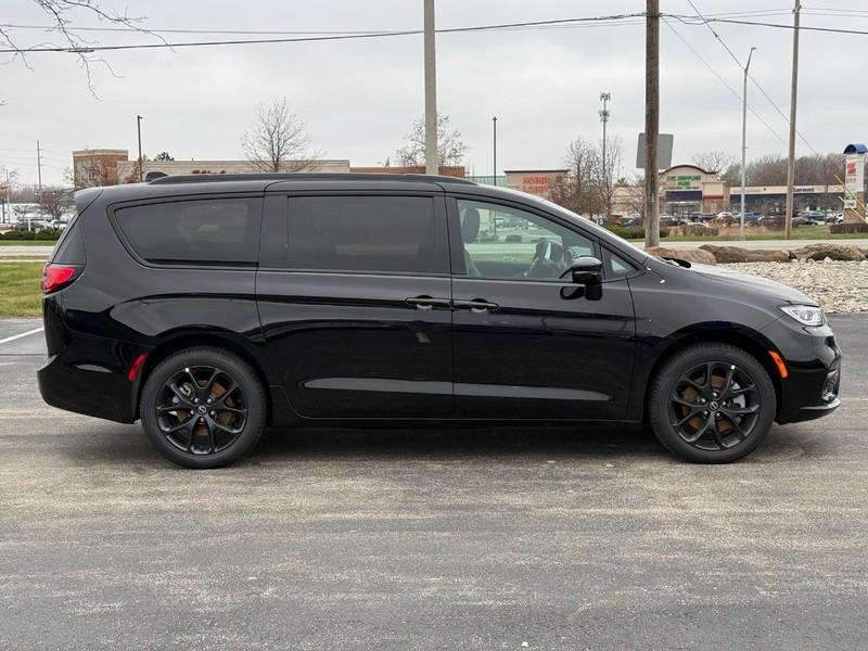 Chrysler Pacifica Vehicle Full-screen Gallery Image 2