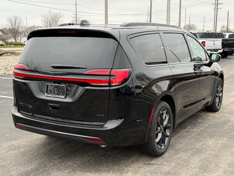 Chrysler Pacifica Vehicle Full-screen Gallery Image 3