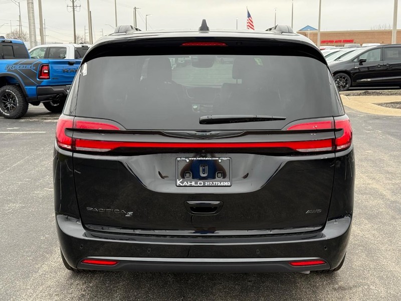 Chrysler Pacifica Vehicle Full-screen Gallery Image 4