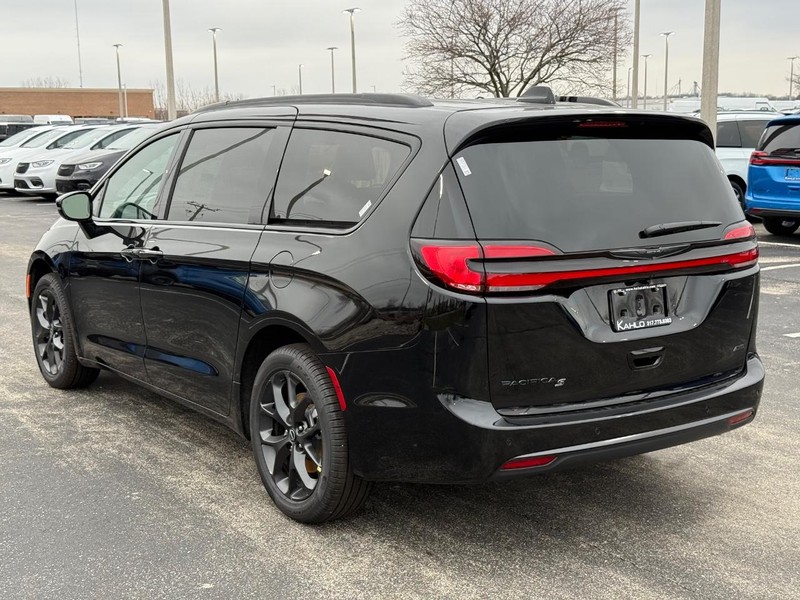 Chrysler Pacifica Vehicle Full-screen Gallery Image 5