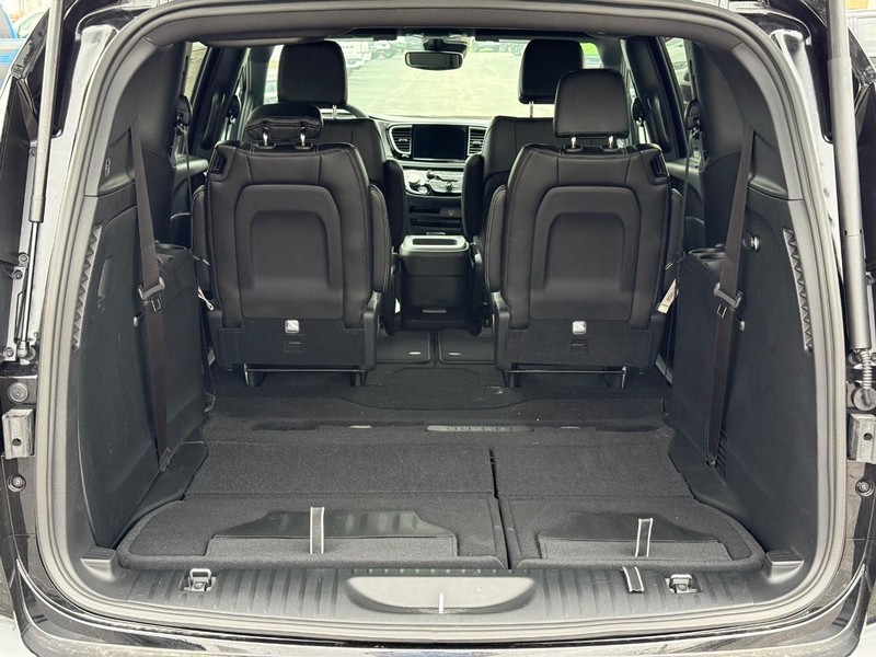 Chrysler Pacifica Vehicle Full-screen Gallery Image 7