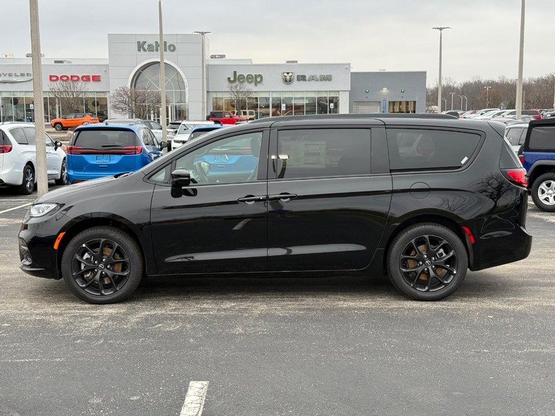 Chrysler Pacifica Vehicle Full-screen Gallery Image 9