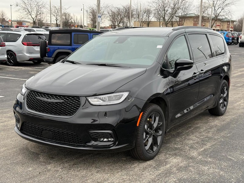 Chrysler Pacifica Vehicle Full-screen Gallery Image 10