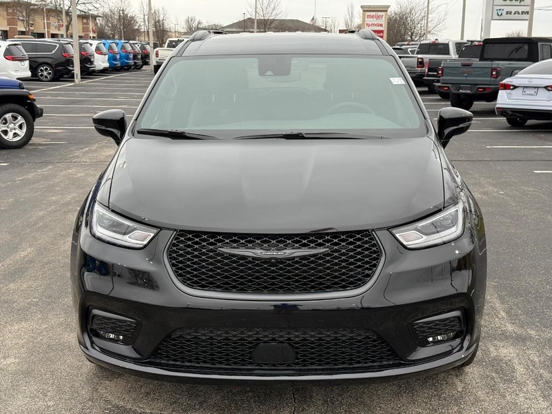 Chrysler Pacifica Vehicle Full-screen Gallery Image 11