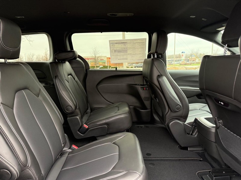 Chrysler Pacifica Vehicle Full-screen Gallery Image 12