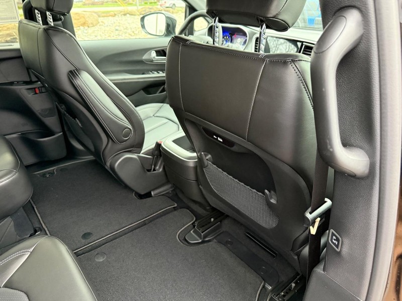 Chrysler Pacifica Vehicle Full-screen Gallery Image 13