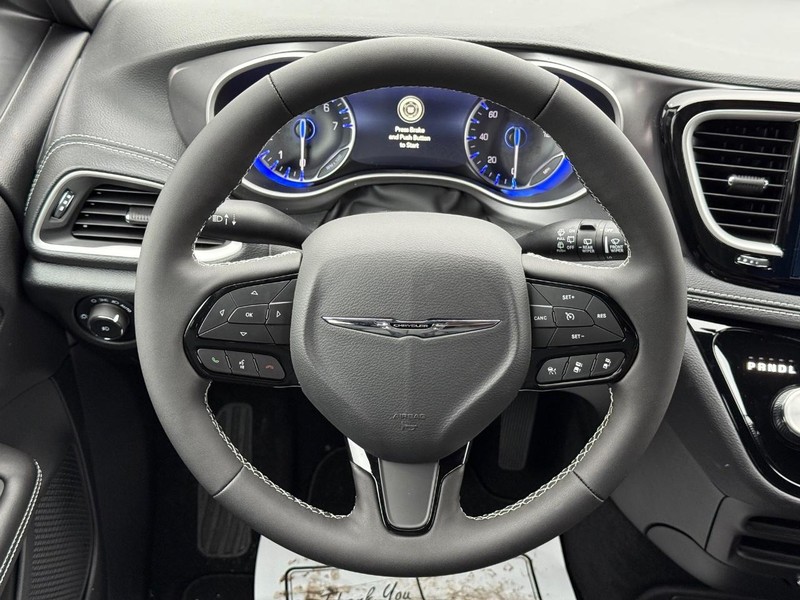 Chrysler Pacifica Vehicle Full-screen Gallery Image 15