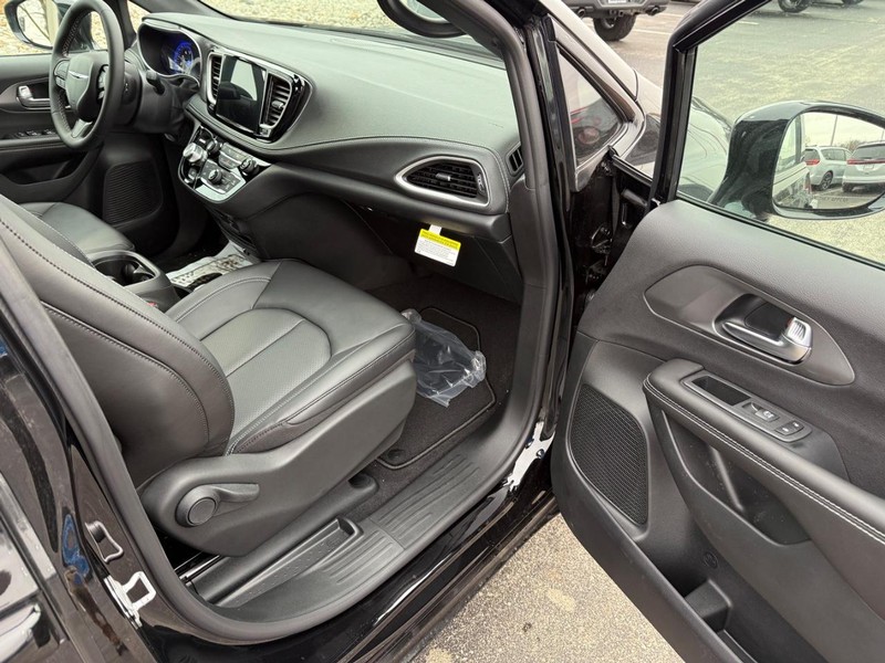 Chrysler Pacifica Vehicle Full-screen Gallery Image 16