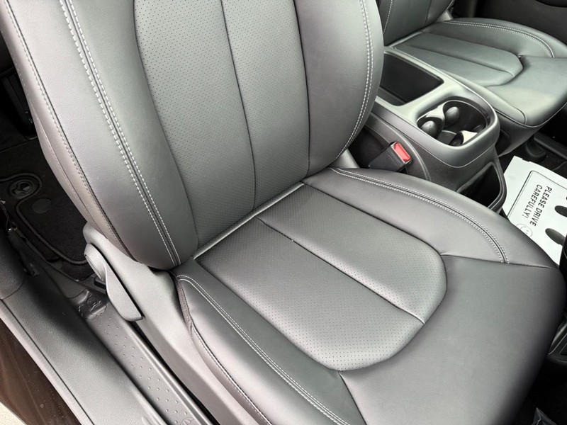 Chrysler Pacifica Vehicle Full-screen Gallery Image 17