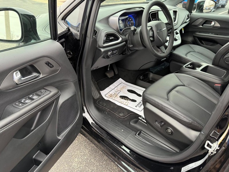 Chrysler Pacifica Vehicle Full-screen Gallery Image 18