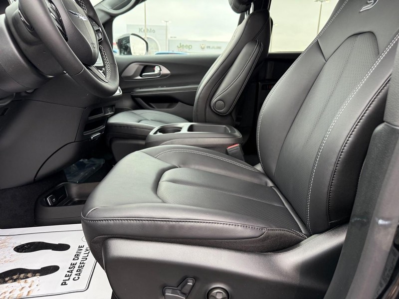 Chrysler Pacifica Vehicle Full-screen Gallery Image 19