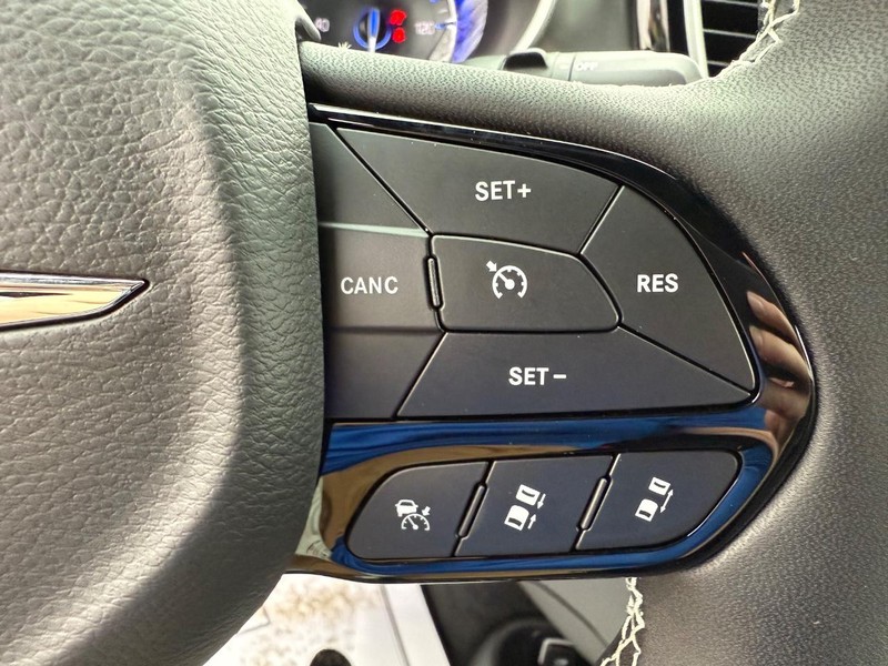 Chrysler Pacifica Vehicle Full-screen Gallery Image 22