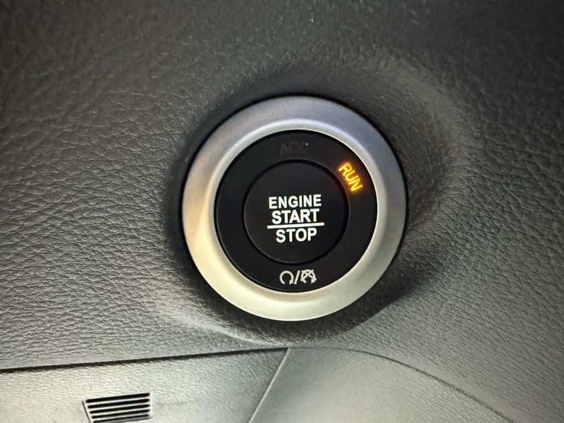 Chrysler Pacifica Vehicle Full-screen Gallery Image 23