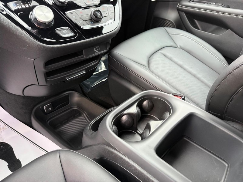 Chrysler Pacifica Vehicle Full-screen Gallery Image 27