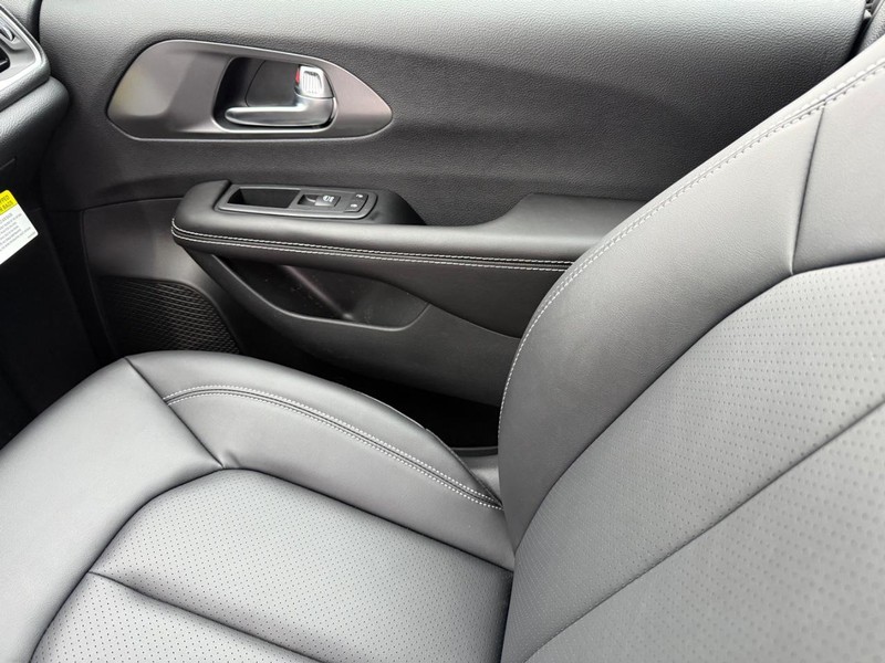 Chrysler Pacifica Vehicle Full-screen Gallery Image 28