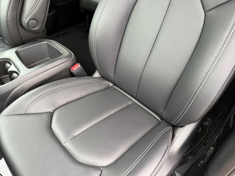 Chrysler Pacifica Vehicle Full-screen Gallery Image 31