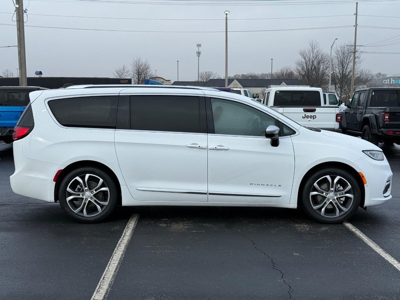 Chrysler Pacifica Vehicle Full-screen Gallery Image 2