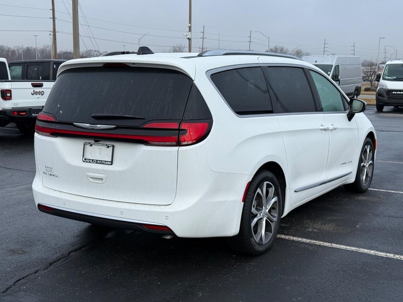 Chrysler Pacifica Vehicle Full-screen Gallery Image 3