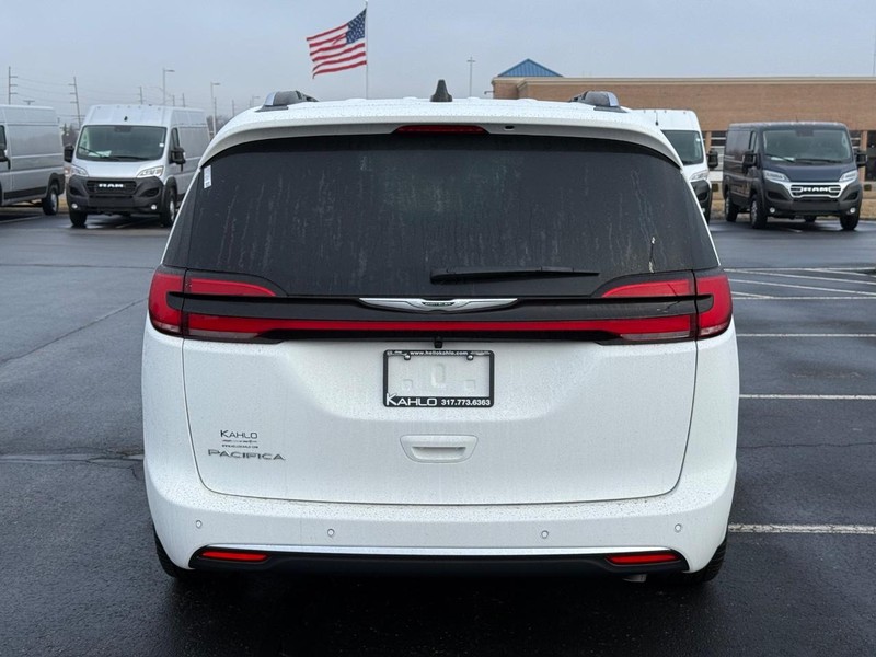 Chrysler Pacifica Vehicle Full-screen Gallery Image 4