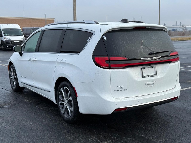 Chrysler Pacifica Vehicle Full-screen Gallery Image 5