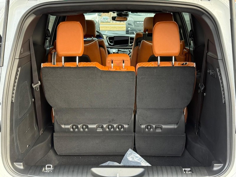 Chrysler Pacifica Vehicle Full-screen Gallery Image 7