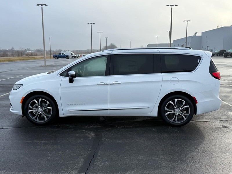 Chrysler Pacifica Vehicle Full-screen Gallery Image 9