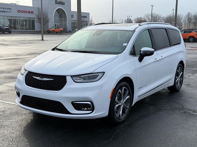 Chrysler Pacifica Vehicle Full-screen Gallery Image 10