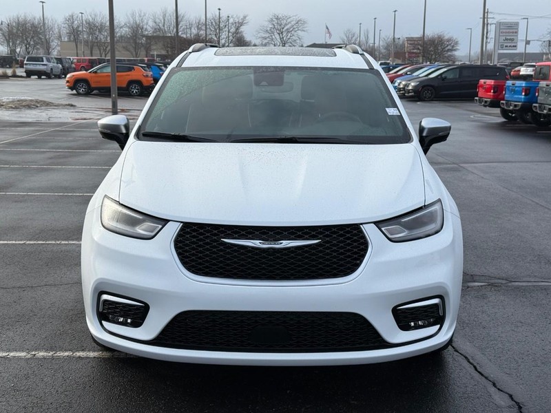 Chrysler Pacifica Vehicle Full-screen Gallery Image 11