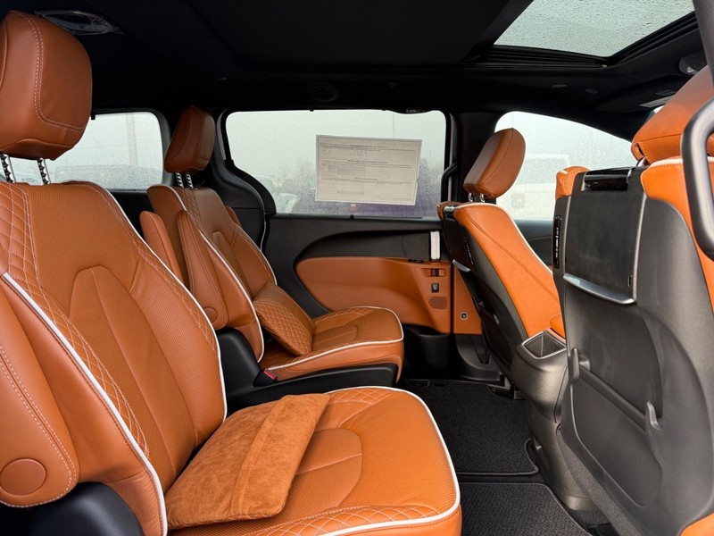 Chrysler Pacifica Vehicle Full-screen Gallery Image 12