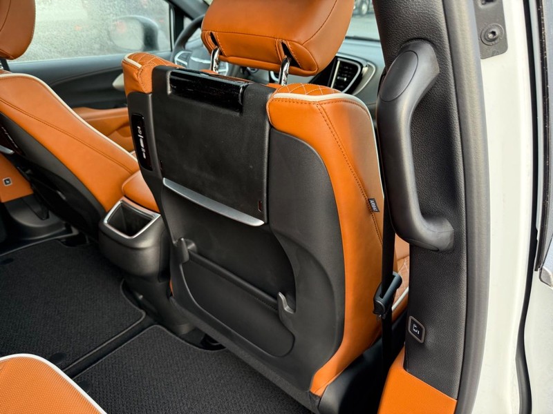 Chrysler Pacifica Vehicle Full-screen Gallery Image 13