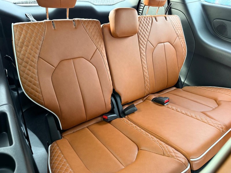 Chrysler Pacifica Vehicle Full-screen Gallery Image 14