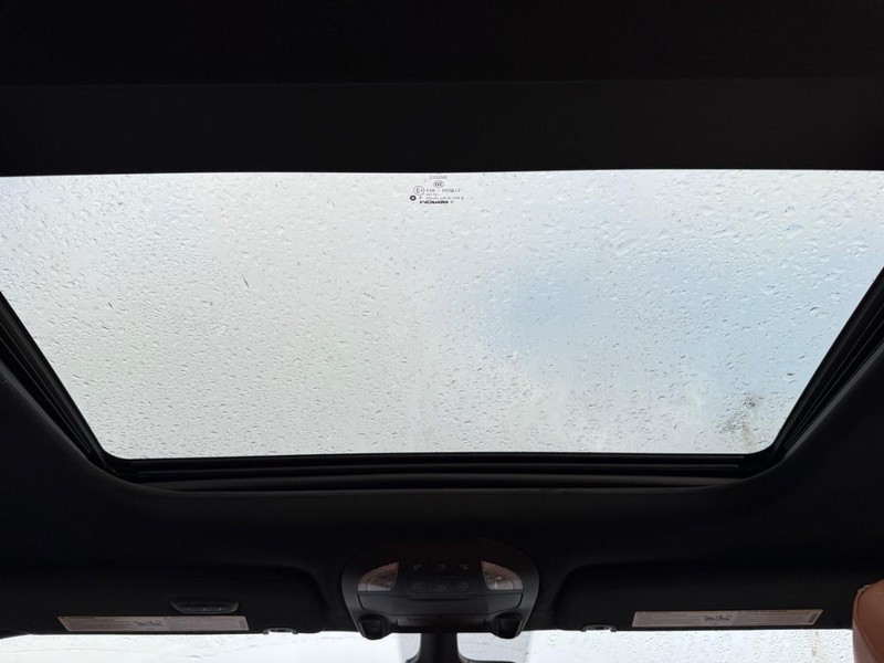 Chrysler Pacifica Vehicle Full-screen Gallery Image 15